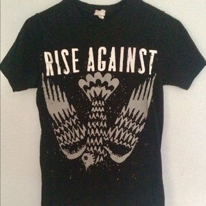 Rise Against Hot Topic band tee.